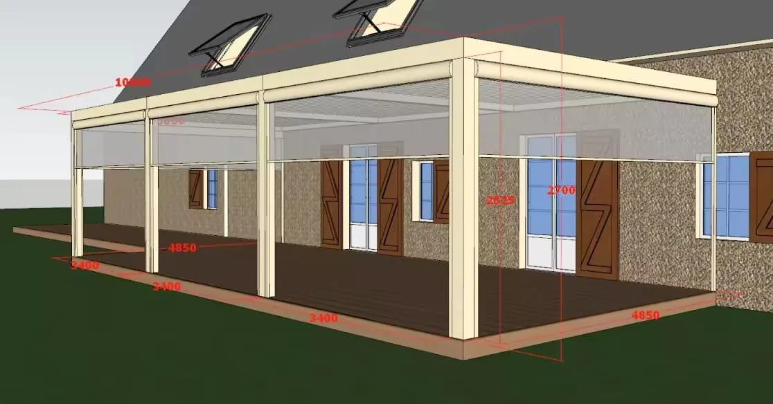 Rendu 3D de la pergola depuis l’avant-gauche, stores latéraux translucides baissés sur le côté exposé, façade beige et toit à deux pans derrière.